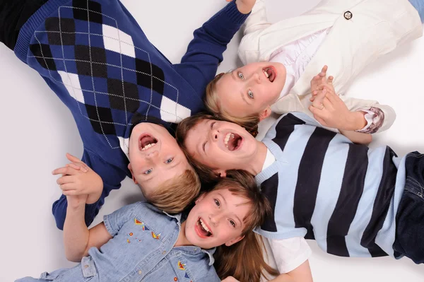 Kinderen op de vloer liggen — Stockfoto