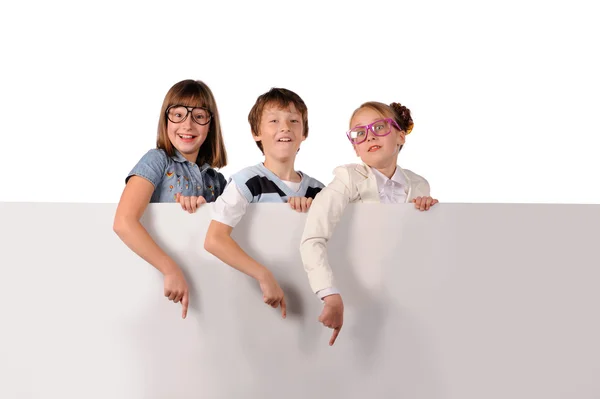 Porträt glücklicher Kinder mit weißem Rohling — Stockfoto