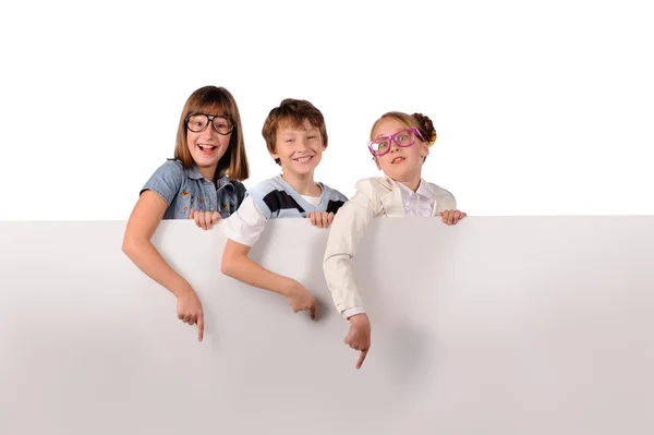 Porträtt av glada barn med vit blank — Stockfoto