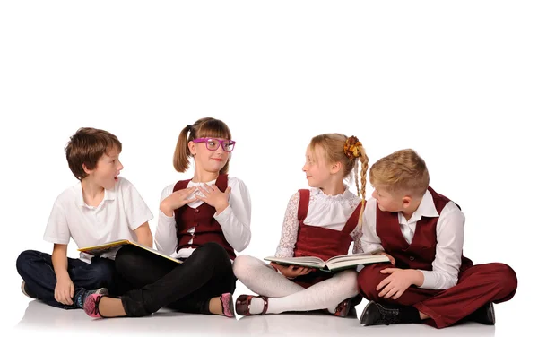 Kinderen met boeken siiting op de verdieping — Stockfoto