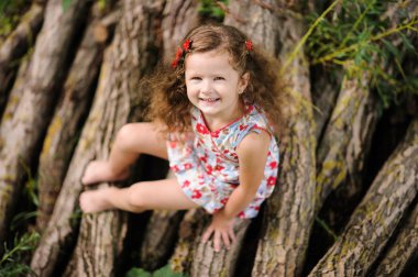 yeşil bir bahçe içinde güzel kız 