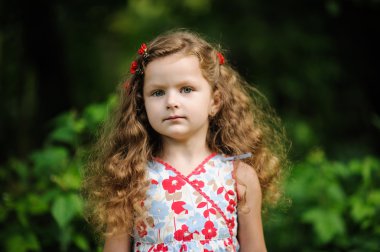 yeşil bir bahçe içinde güzel kız 