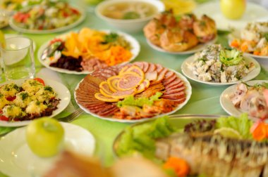 partiden önce restoranda servis gümüş ve cam stemware ile masayı 