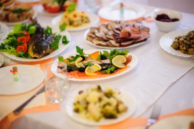 partiden önce restoranda servis gümüş ve cam stemware ile masayı 