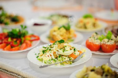 partiden önce restoranda servis gümüş ve cam stemware ile masayı 