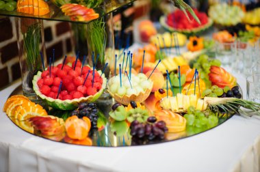 partiden önce restoranda servis gümüş ve cam stemware ile masayı 