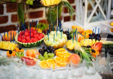 partiden önce restoranda servis gümüş ve cam stemware ile masayı 