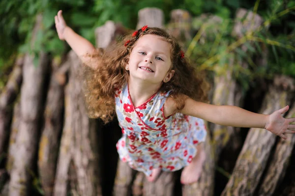 Piccola bella ragazza nel giardino verde — Foto Stock