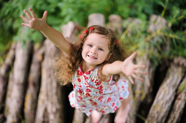 Kleines hübsches Mädchen im grünen Garten — Stockfoto