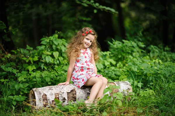 Hezká holčička v zelené zahradě — Stock fotografie