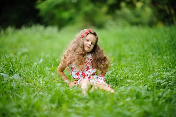 yeşil bir bahçe içinde güzel kız 