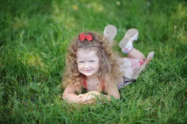 Hezká holčička v zelené zahradě — Stock fotografie