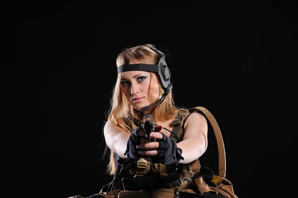 Belle fille de l'armée avec arme — Photo