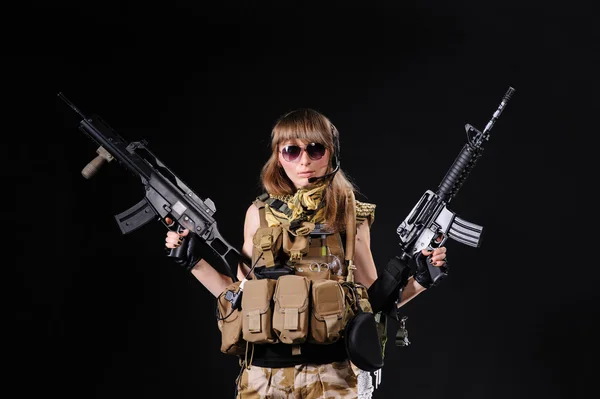 Linda menina do exército com arma — Fotografia de Stock