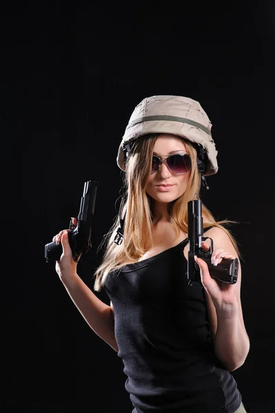 Bella ragazza dell'esercito con pistola — Foto Stock