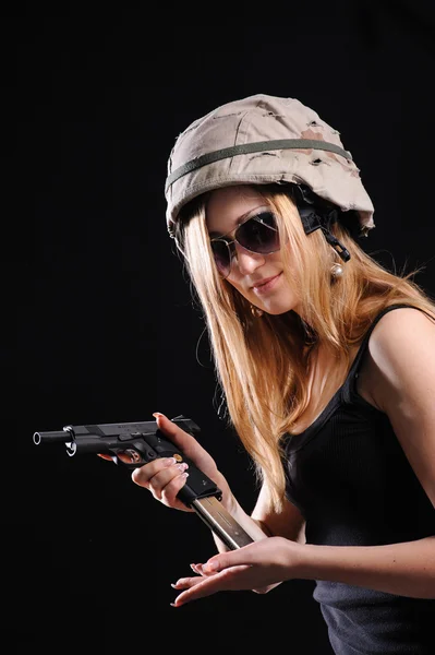 Beautiful army girl with gun — Stock Photo, Image