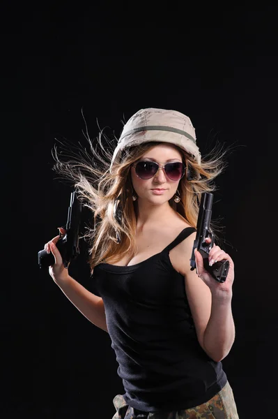 Bella ragazza dell'esercito con pistola — Foto Stock