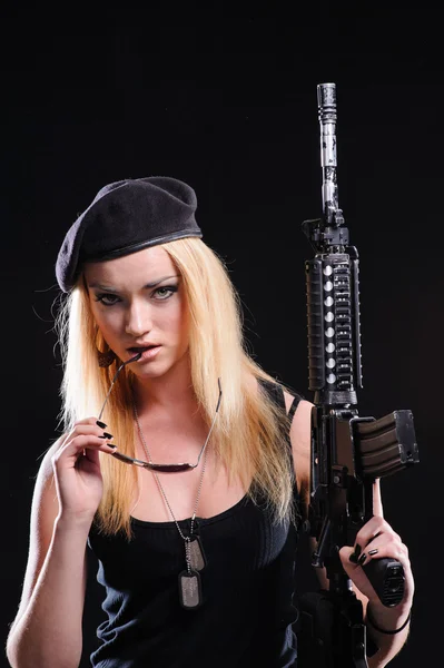 Dziewczyny piękne armii z pistoletu — Zdjęcie stockowe