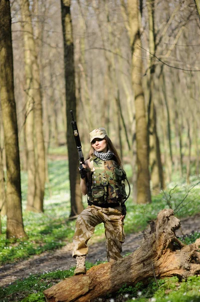 Bella ragazza dell'esercito con pistola — Foto Stock