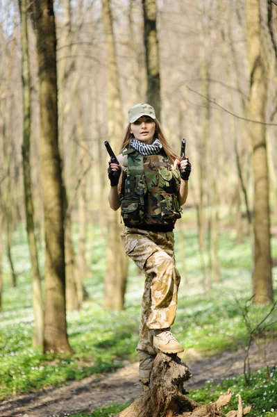 Linda menina do exército com arma — Fotografia de Stock