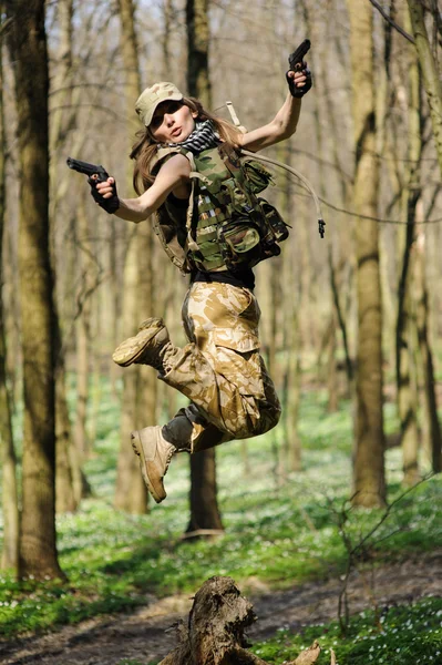 Linda menina do exército com arma — Fotografia de Stock
