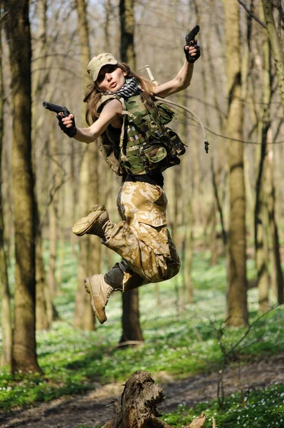 Belle fille de l'armée avec arme — Photo