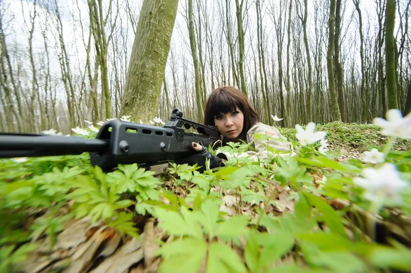 Belle fille de l'armée avec arme — Photo