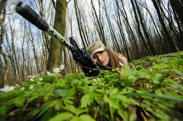 Bella ragazza dell'esercito con pistola — Foto Stock