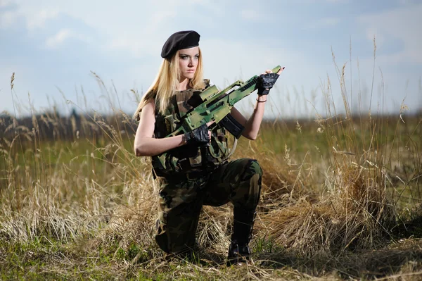 Belle fille de l'armée avec arme — Photo