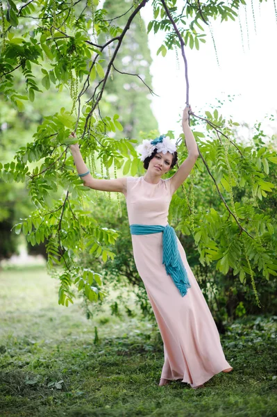 Menina no jardim — Fotografia de Stock