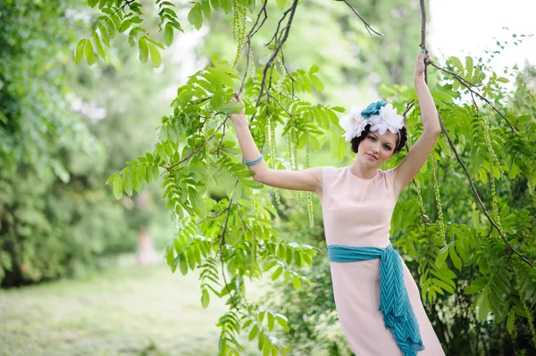 花园里的女孩 — 图库照片