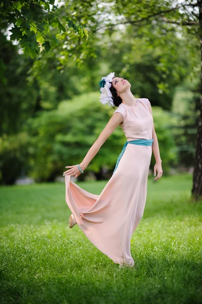 Ragazza in giardino — Foto Stock