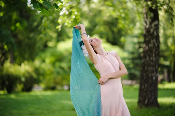 Mädchen im Garten — Stockfoto