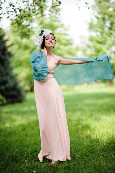 Ragazza in giardino — Foto Stock