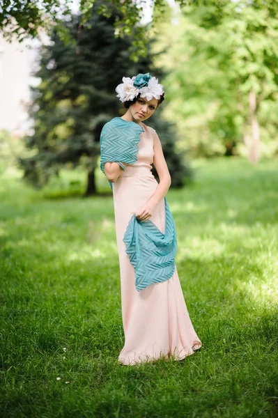 Ragazza in giardino — Foto Stock