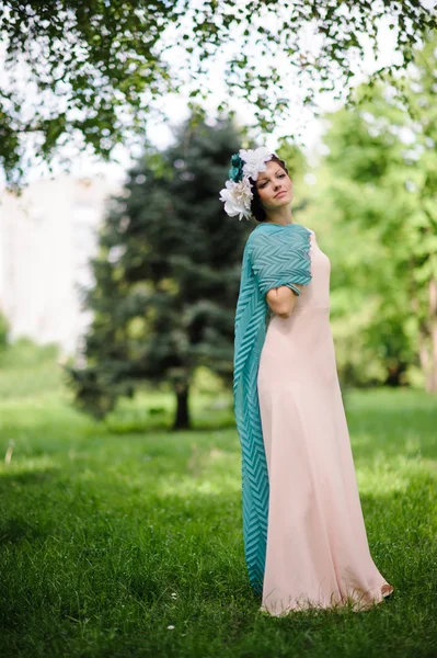 Ragazza in giardino — Foto Stock