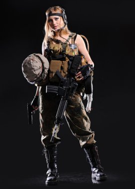 Güzel ordu kız silahla 