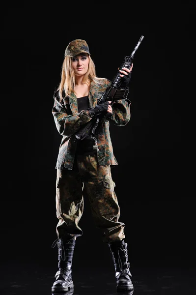 Güzel ordu kız silahla — Stok fotoğraf