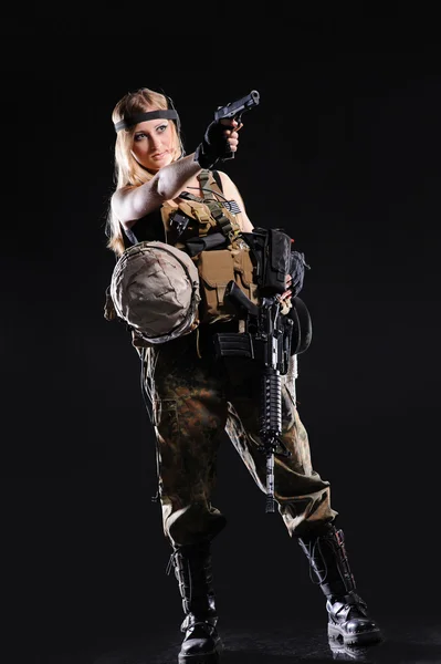 Στρατός όμορφο κορίτσι με πυροβόλο όπλο — Φωτογραφία Αρχείου