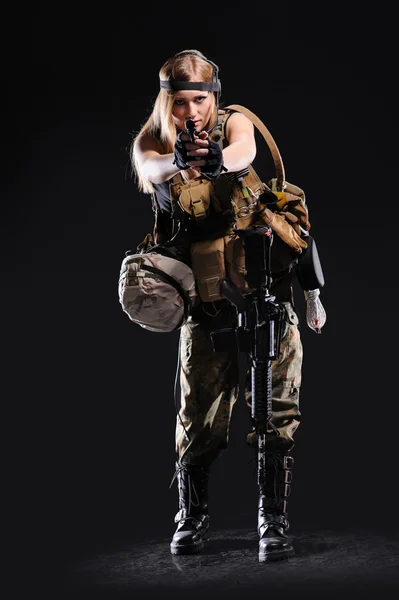 Bella ragazza dell'esercito con pistola — Foto Stock