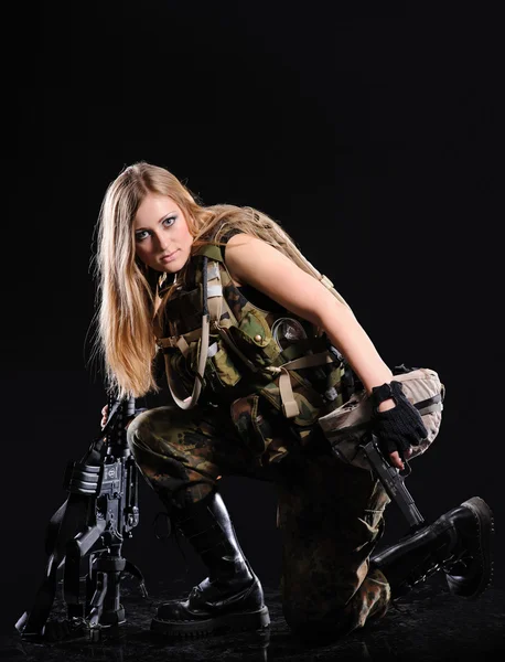 Linda menina do exército com arma — Fotografia de Stock