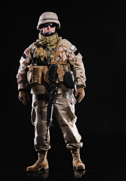  Армейская девушка с пистолетом
 