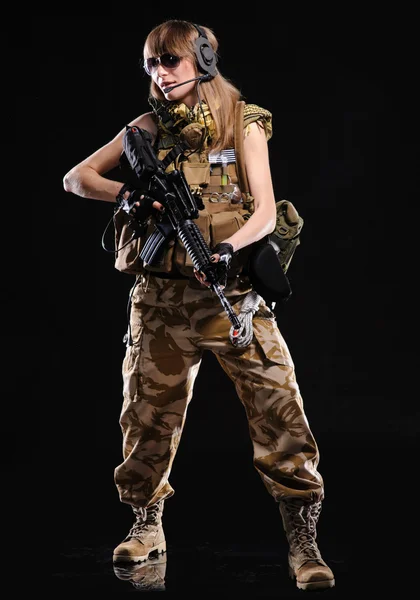 Güzel ordu kız silahla 