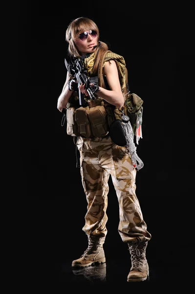 Beautiful army girl with gun — Stock Photo, Image