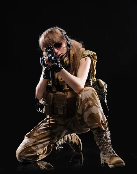 Beautiful army girl with gun — Stock Photo, Image