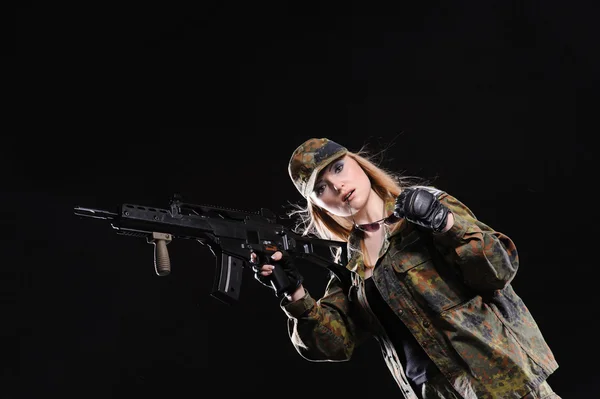 Красива дівчина армії з пістолетом — стокове фото