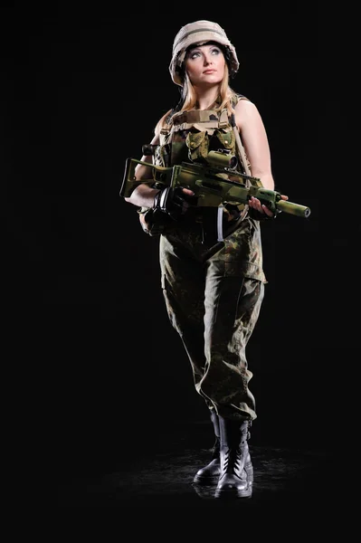 Beautiful army girl with gun — Stock Photo, Image