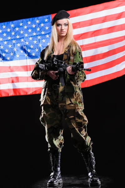 Belle fille de l'armée avec arme — Photo