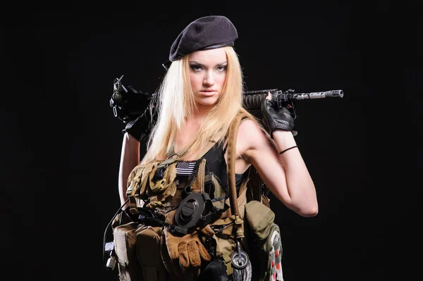 Belle fille de l'armée avec arme — Photo