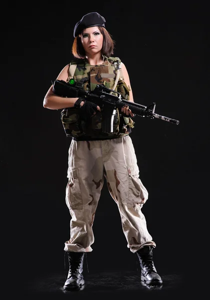 Linda menina do exército com arma — Fotografia de Stock